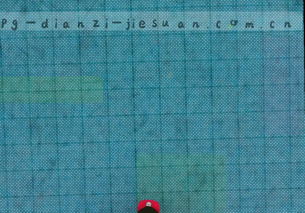 玻璃质感层叠矩形透出青色光晕，作为页面底部的收束视觉